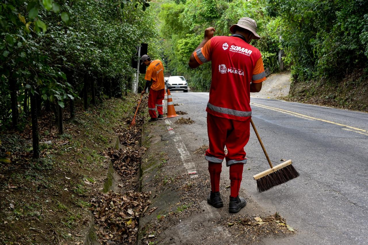 Prefeitura de Maricá realiza serviços de roçada e varrição na Serra da Tiririca, em Itaipuaçu