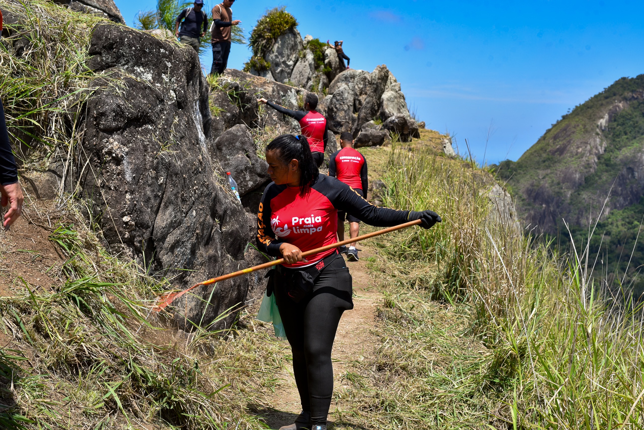 Prefeitura de Maricá realiza ação de limpeza na trilha da Pedra do Macaco, em São José do Imbassaí