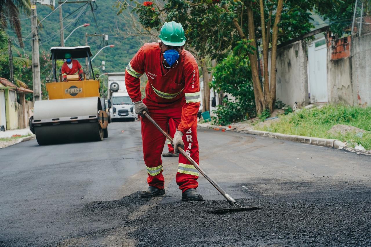 SOMAR avança com serviços de pavimentação em diversos bairros de Maricá