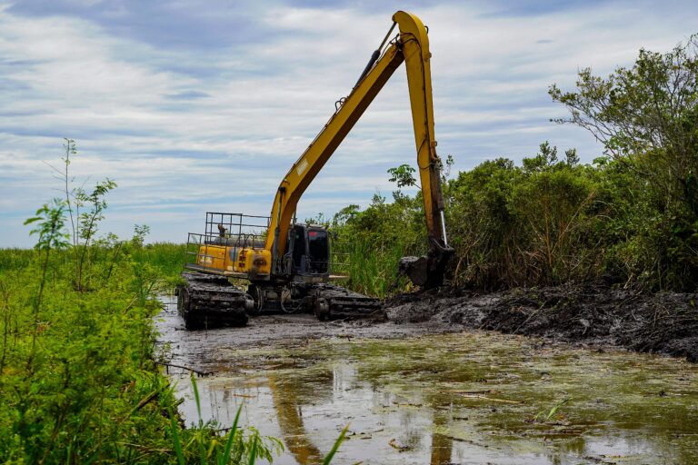 Para evitar alagamentos, SOMAR realiza desassoreamento no Canal de Jaconé