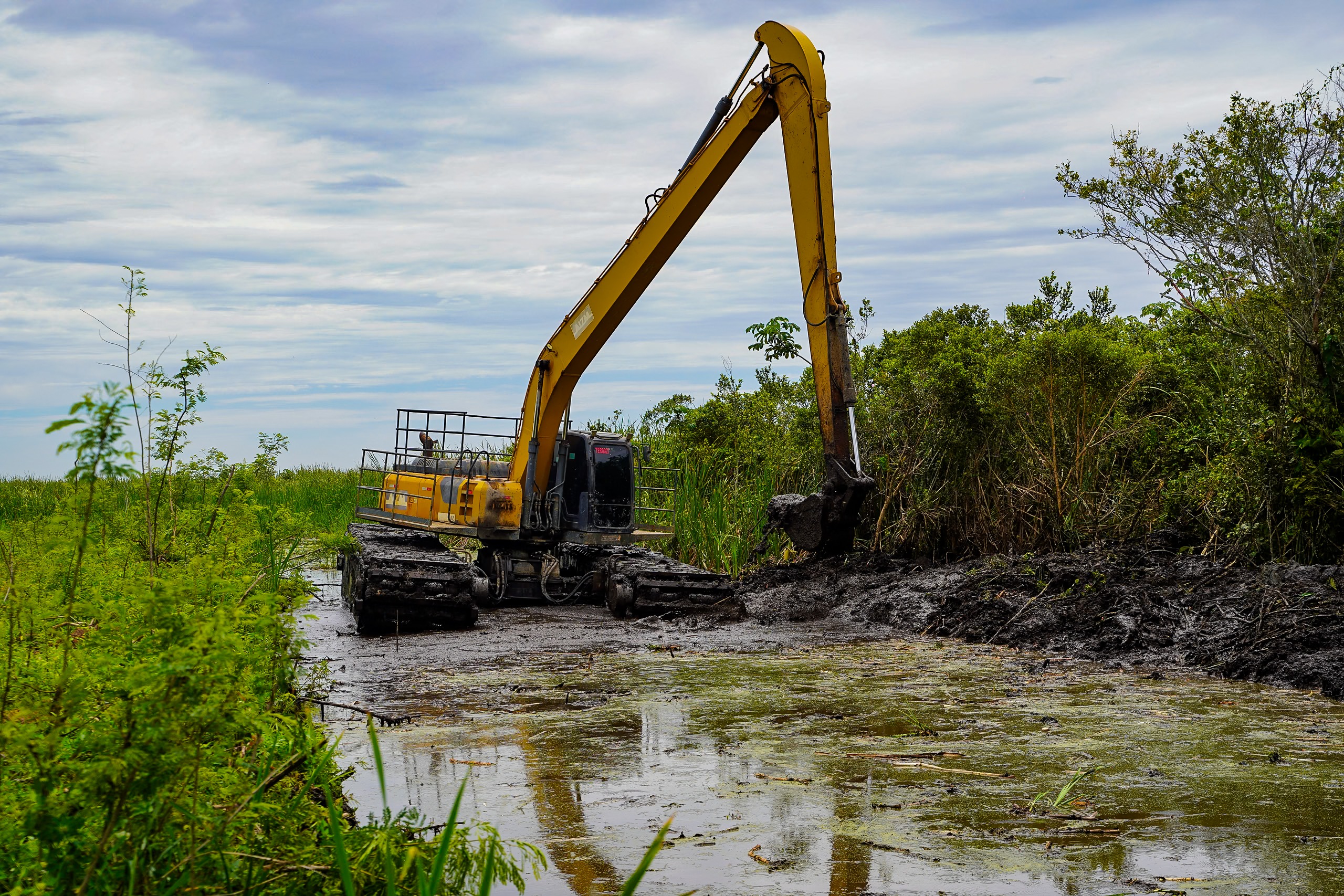 Para evitar alagamentos, SOMAR realiza desassoreamento no Canal de Jaconé
