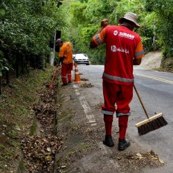 Prefeitura de Maricá realiza serviços de roçada e varrição na Serra da Tiririca, em Itaipuaçu
