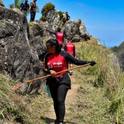 Prefeitura de Maricá realiza ação de limpeza na trilha da Pedra do Macaco, em São José do Imbassaí